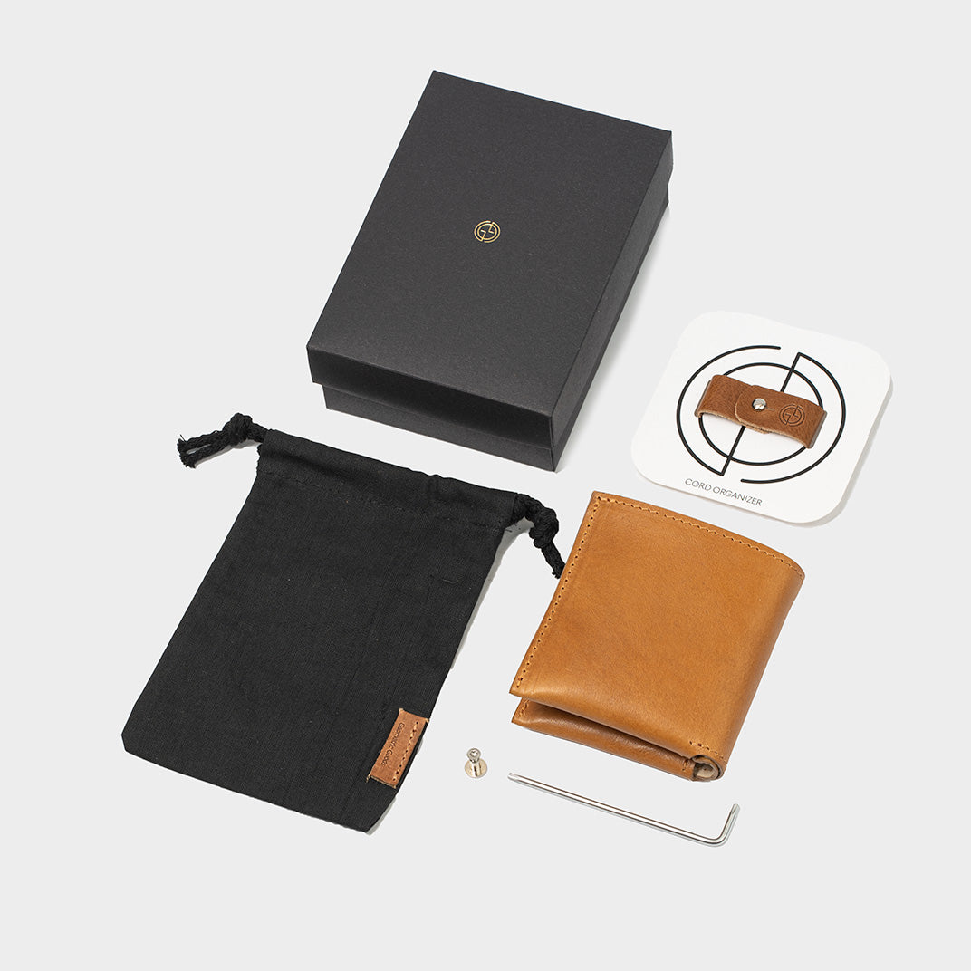 Premium packaging of men’s leather wallet with integrated AirTag holder