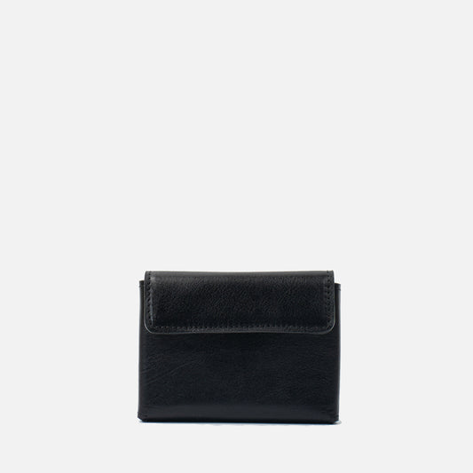Black DUO Sleeve 1.0 in Italian full-grain leather, front view with flap closed