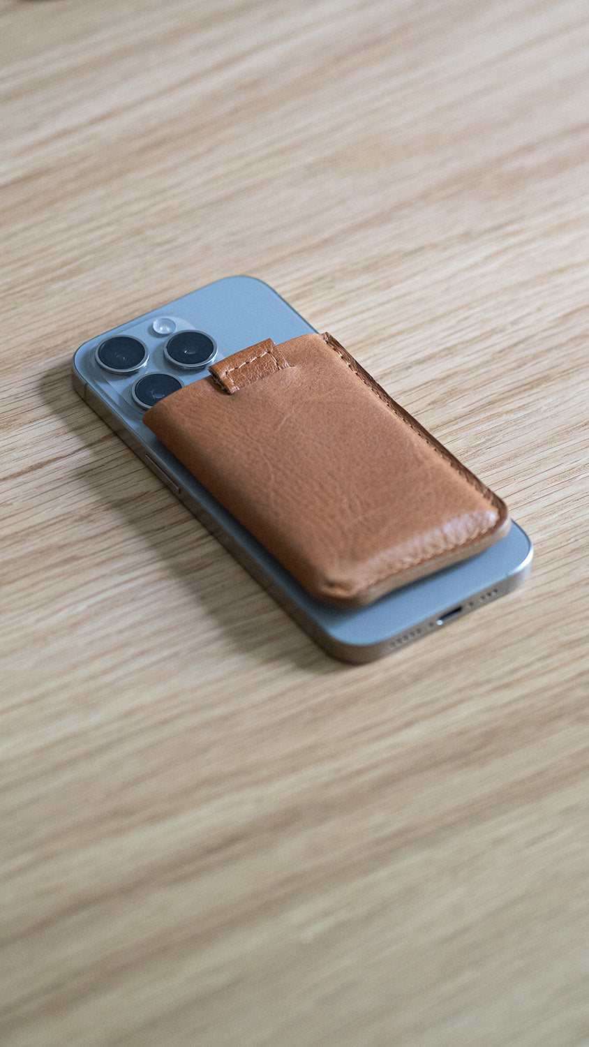 Leather MagSafe wallet for iPhone in brown – handcrafted Italian leather with strong magnet, holds up to 6 cards