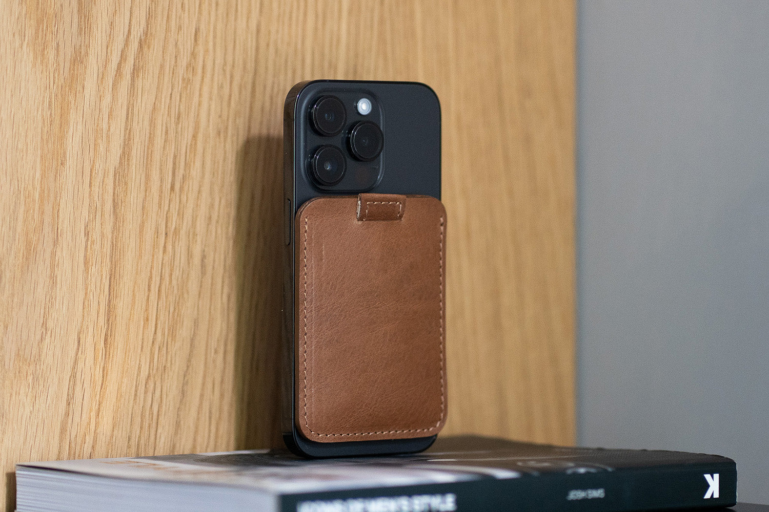 magsafe wallet on 6 cards from Italian leather