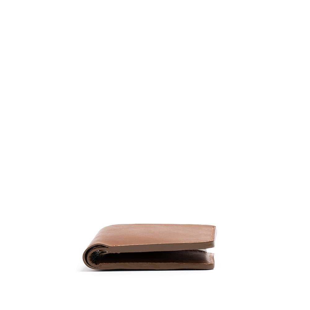 Premium AirTag wallet billfold in camel color, featuring tracking capabilities, crafted from top-quality Italian vegetable-tanned leather.