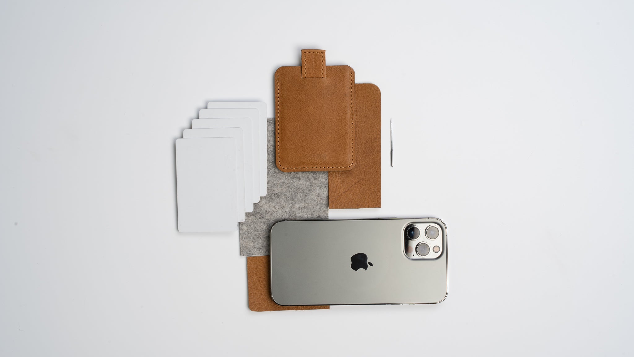 light brown leather MagSAfe Wallet for 6 cards made from premium Italian leather and strong magsafe magnet