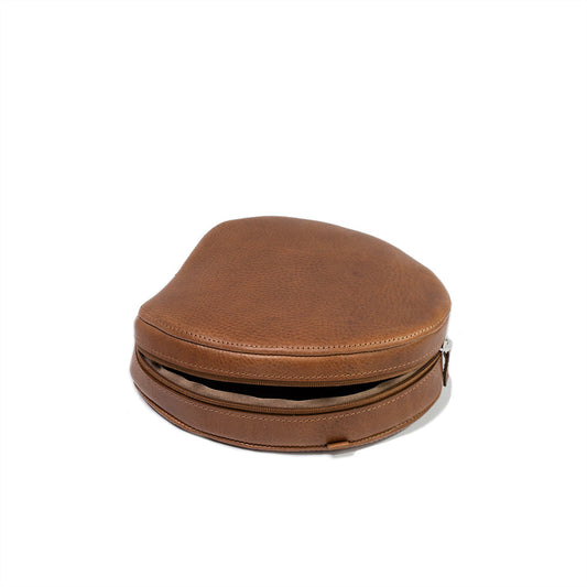 Eco-friendly vegetable-tanned leather case for AirPods Max, handcrafted in Europe.