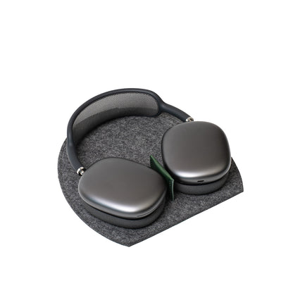 AirPods Max on charging station 2.0 in grey wool felt with green leather divider – headphone stand with low power mode