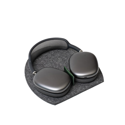 AirPods Max on charging station 2.0 in grey wool felt with green leather divider – headphone stand with low power mode