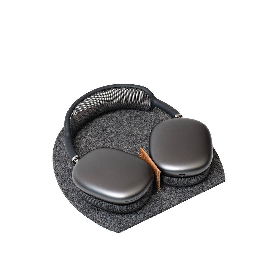 AirPods Max on headphone stand 2.0 in grey wool felt with tan leather divider – charging station with low power mode