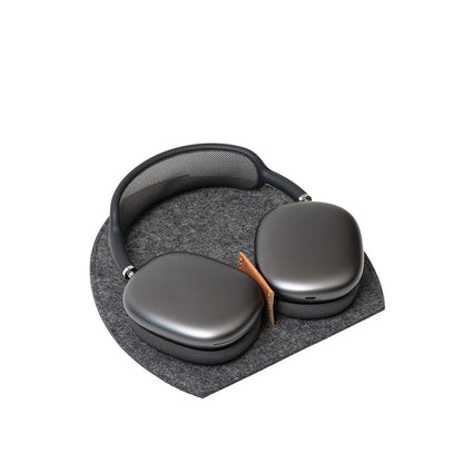 AirPods Max on headphone stand 2.0 in grey wool felt with tan leather divider – charging station with low power mode