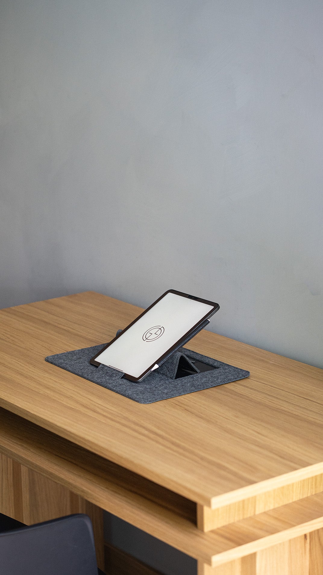 iPad on desktop stand in grey wool felt – upright tablet holder for presentations and viewing