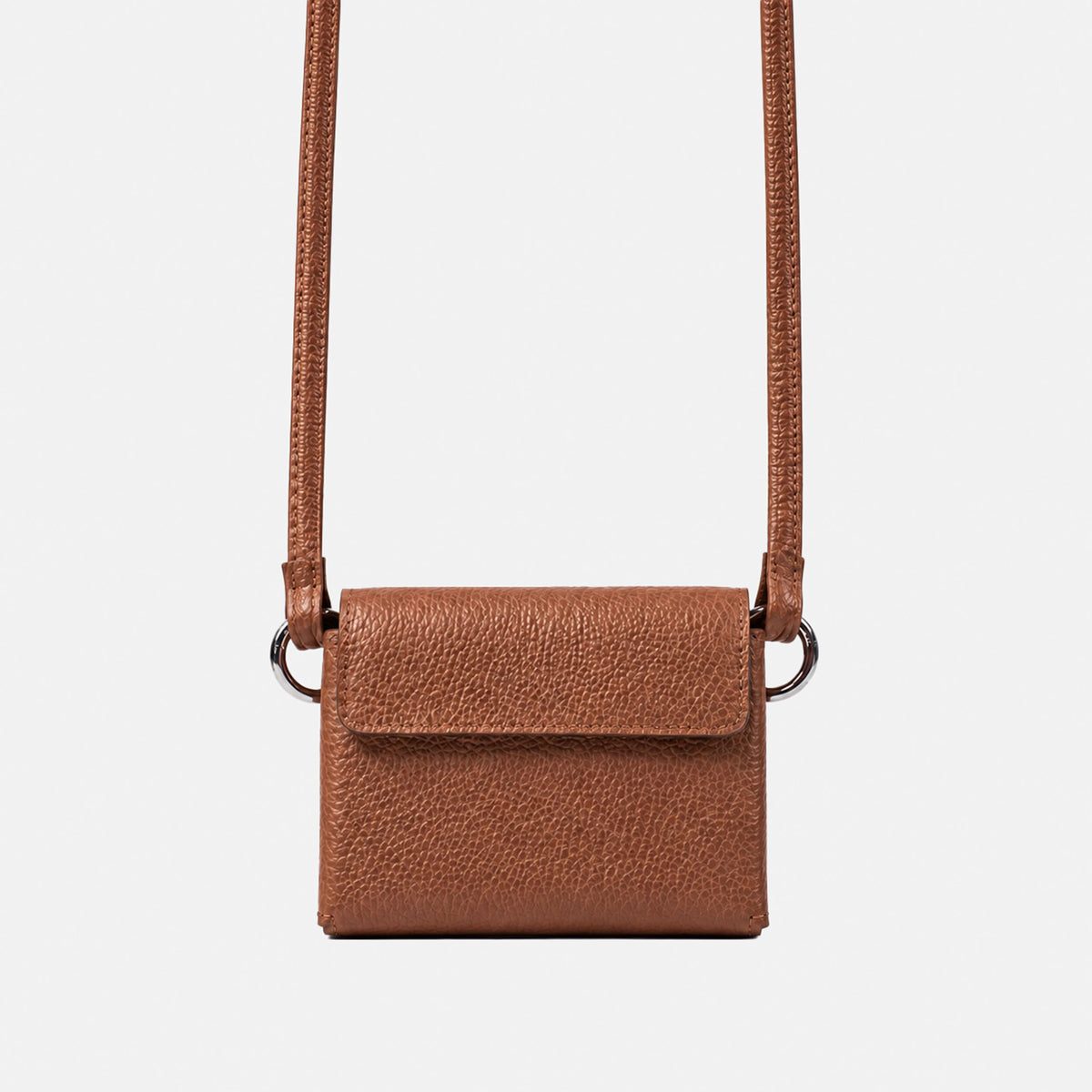 Brown DUO Sleeve 1.0 in Italian pebbled leather with matching shoulder strap