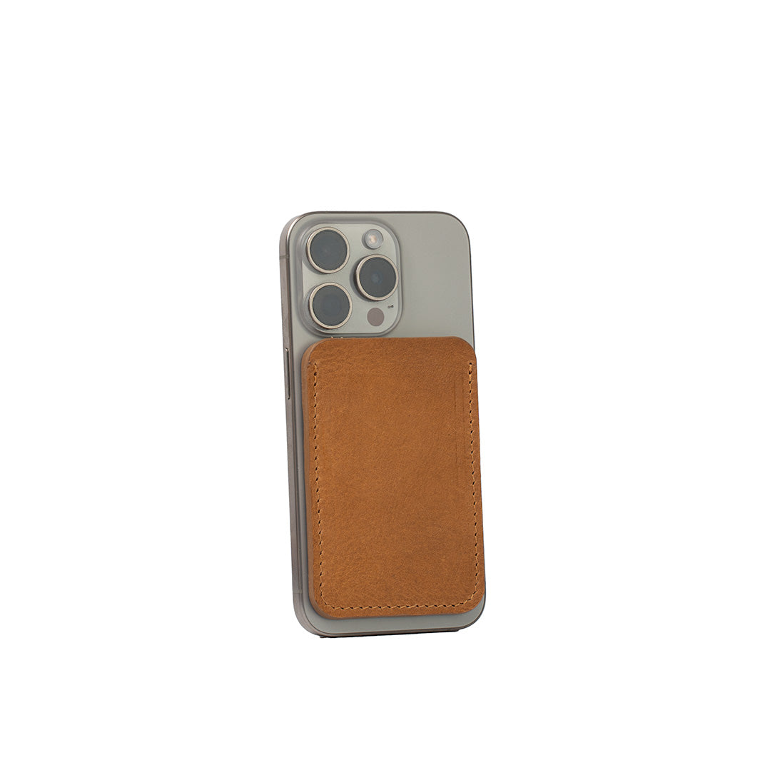 Camel minimalist MagSafe wallet for iPhone – slim leather card holder, handcrafted in Italy, strong magnet, fits 2–3 cards, MagSafe compatible