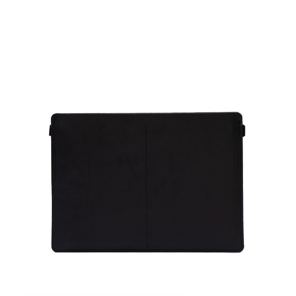 leather bag sleeve for MacBook Pro "The Minimalist 4.0" made by Geometric Goods from vegetable tanned leather in black color