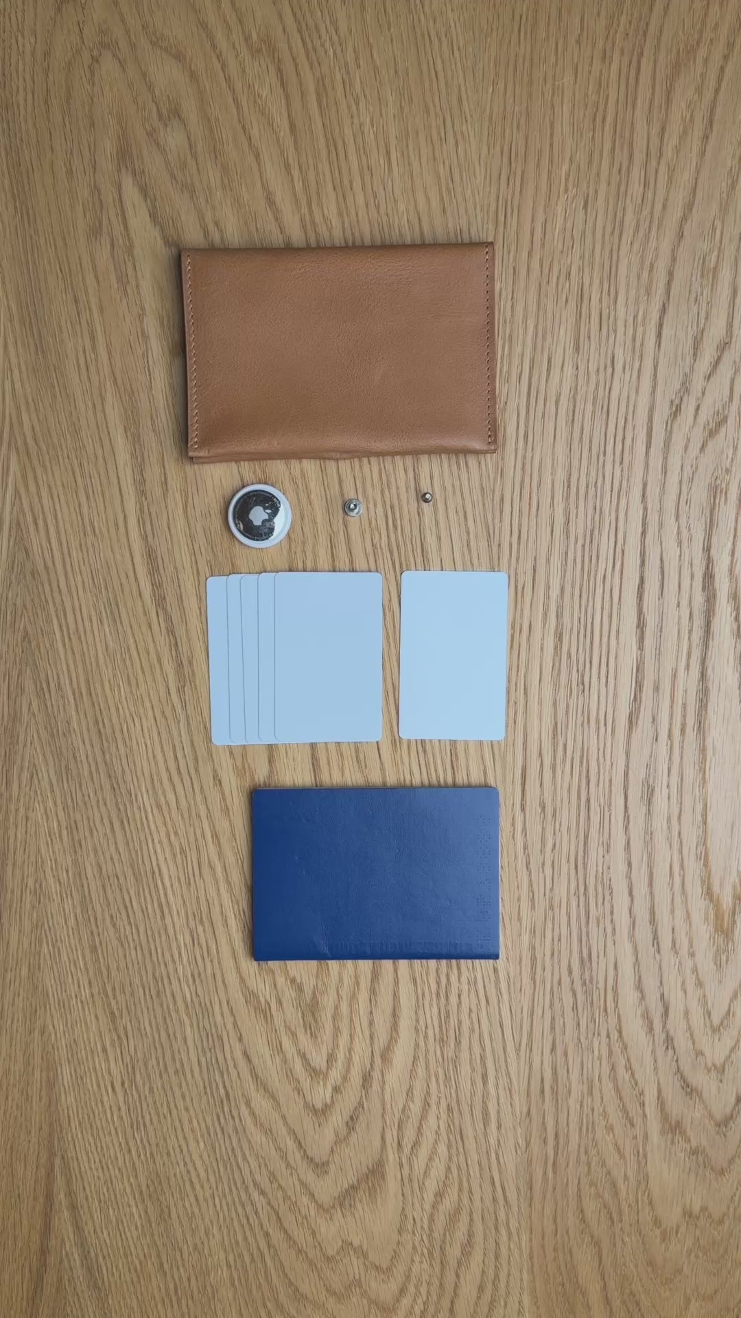 ビデオを読み込む: AirTag Passport Holder 2.0 by Geometric Goods in brown leather