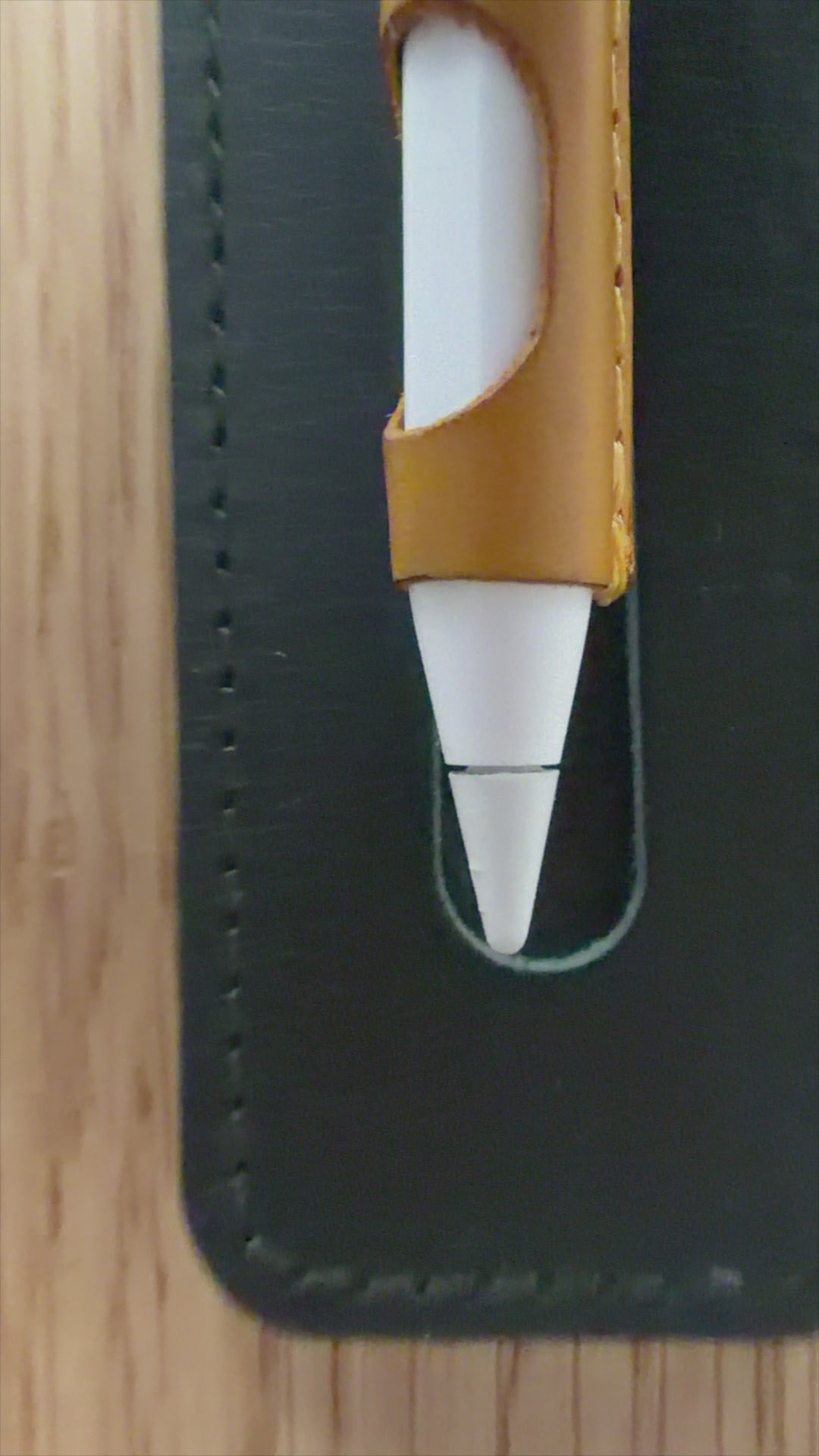 Video laden: Apple Pencil Pro Tray by Geometric Goods